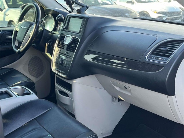 2016 Chrysler Town & Country Touring