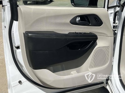 2024 Chrysler Pacifica Hybrid Select