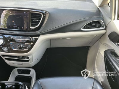 2024 Chrysler Pacifica Hybrid Select