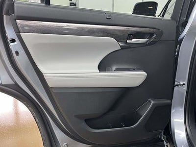 2024 Toyota Highlander Hybrid Platinum
